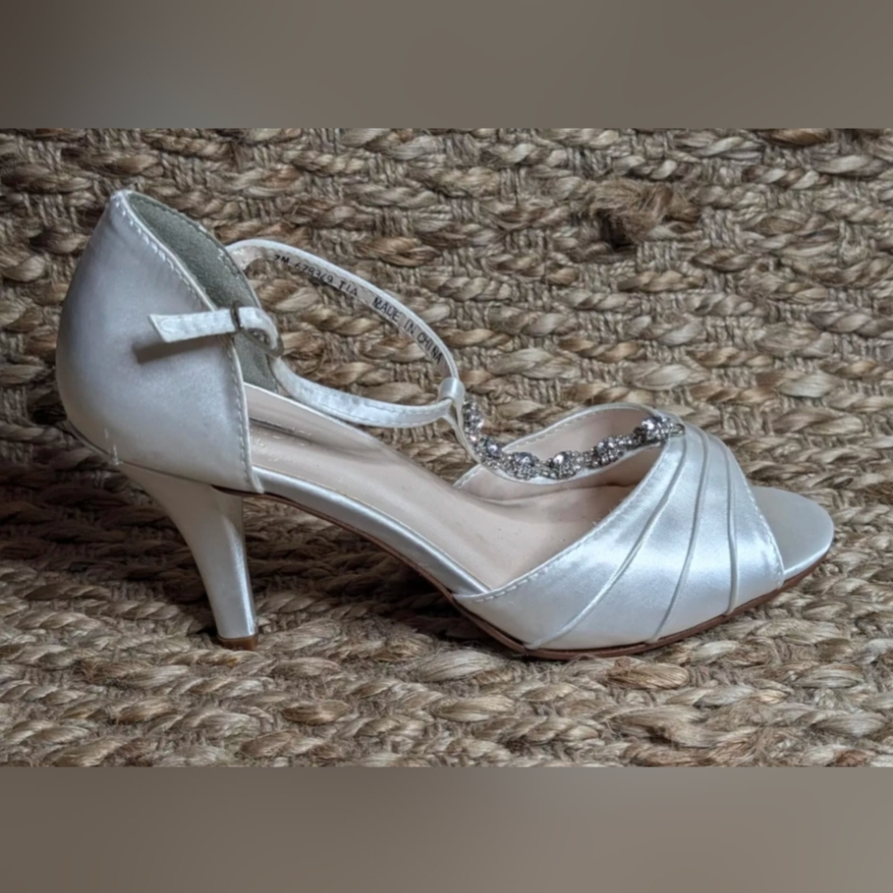 NEW Satin Dyeable White Heels David's Bridal Size 7 -w- Diamond Embellishments